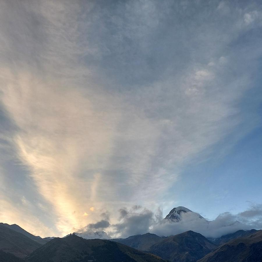 The White House Hotel Kazbegi Exterior foto
