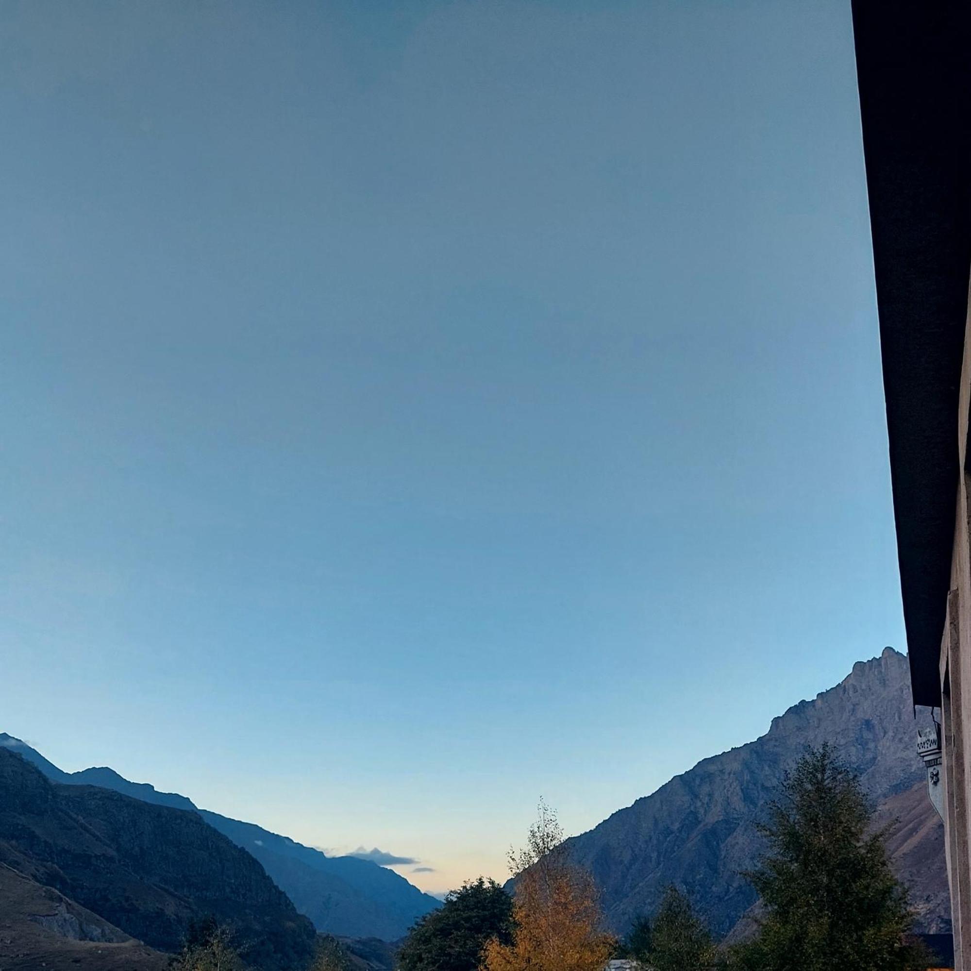 The White House Hotel Kazbegi Quarto foto