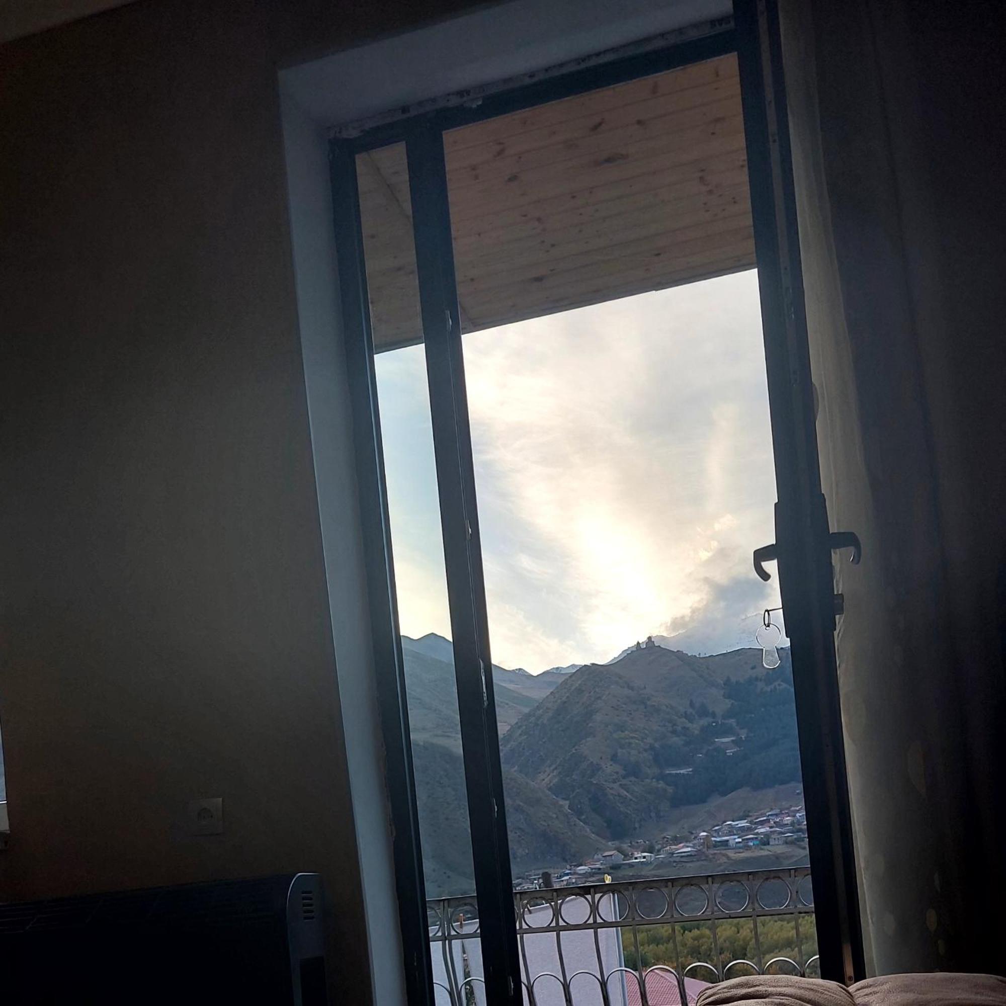 The White House Hotel Kazbegi Quarto foto