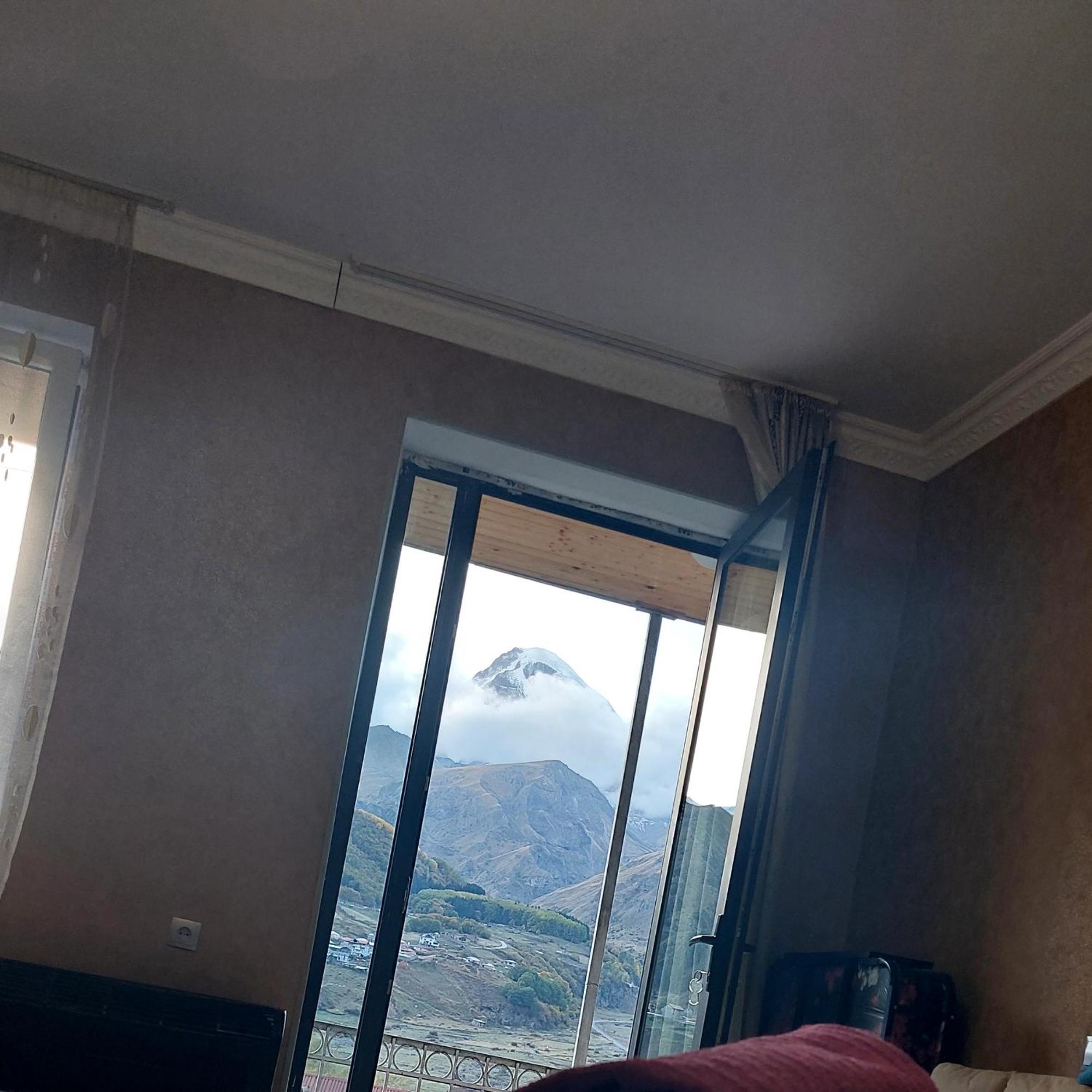 The White House Hotel Kazbegi Quarto foto