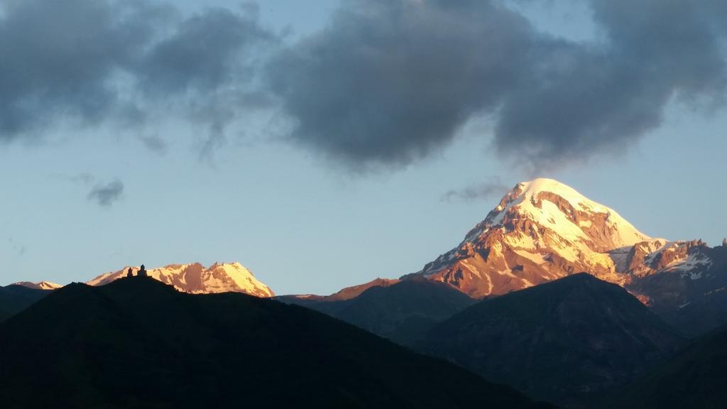The White House Hotel Kazbegi Exterior foto