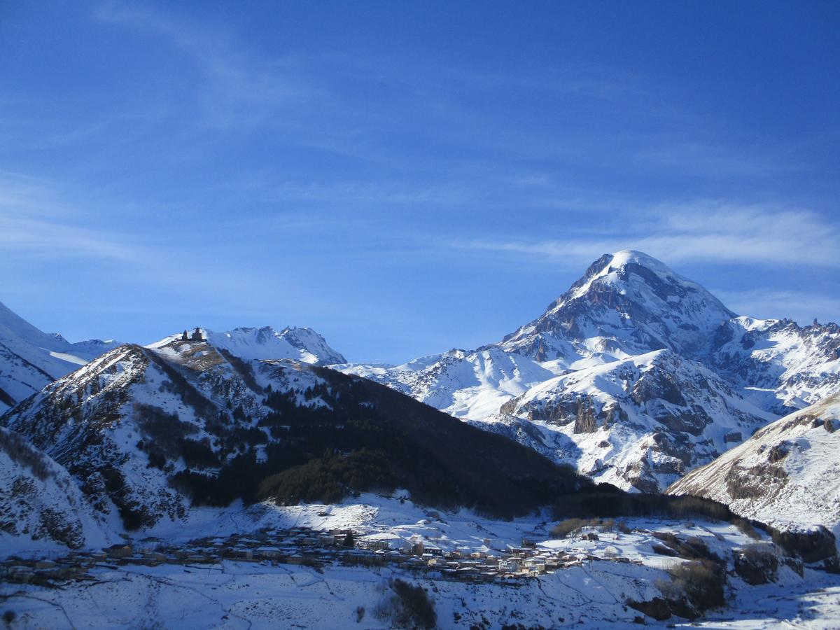 The White House Hotel Kazbegi Exterior foto