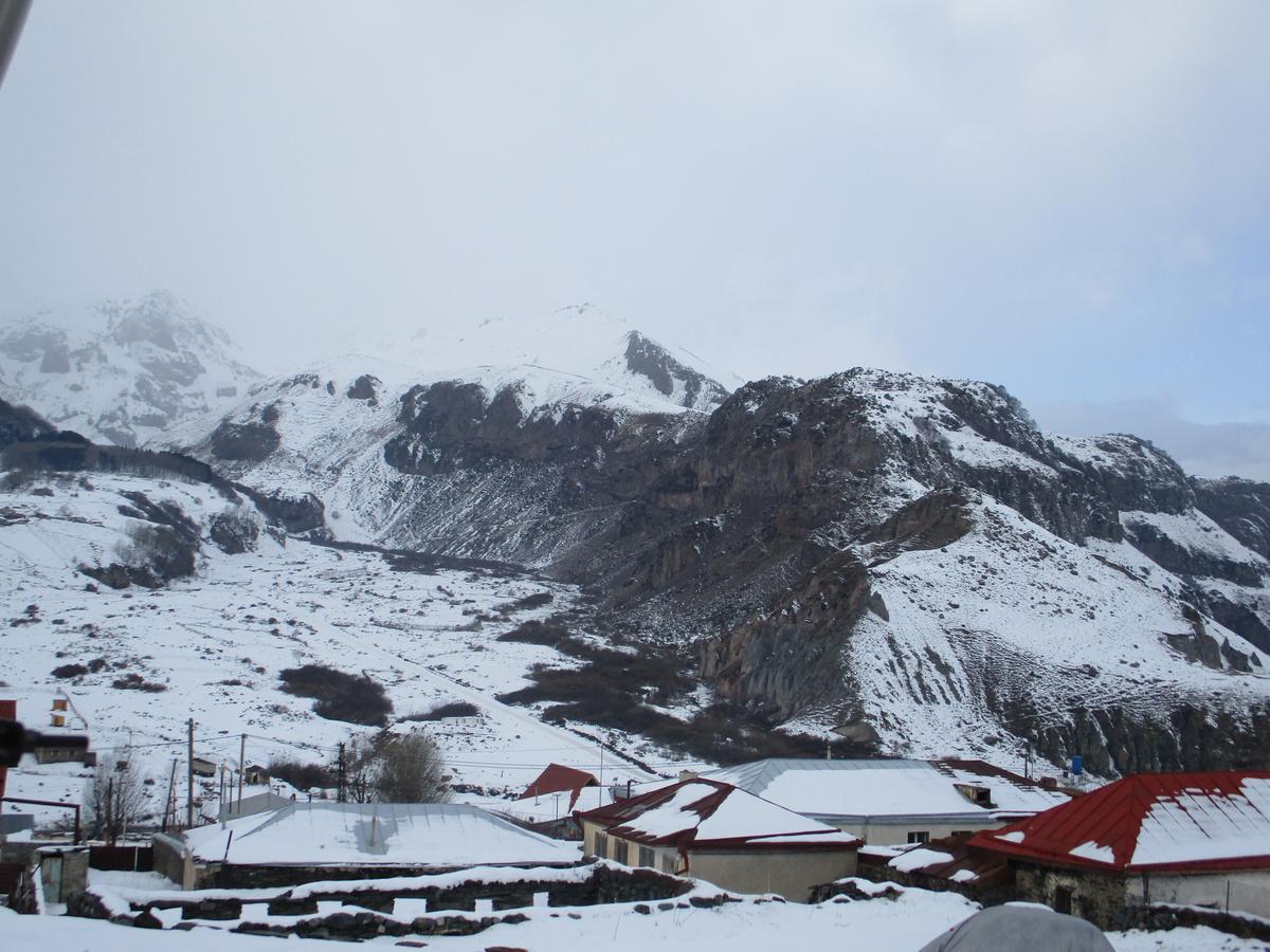 The White House Hotel Kazbegi Exterior foto