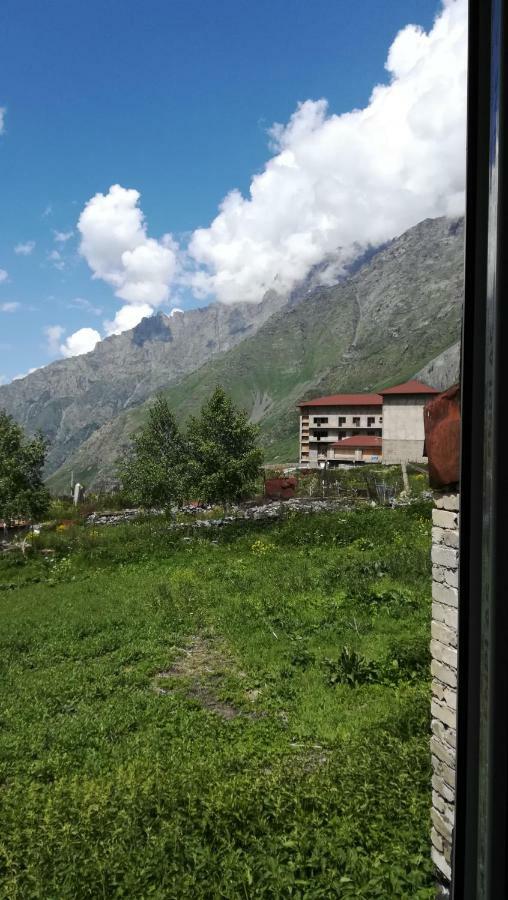 The White House Hotel Kazbegi Exterior foto