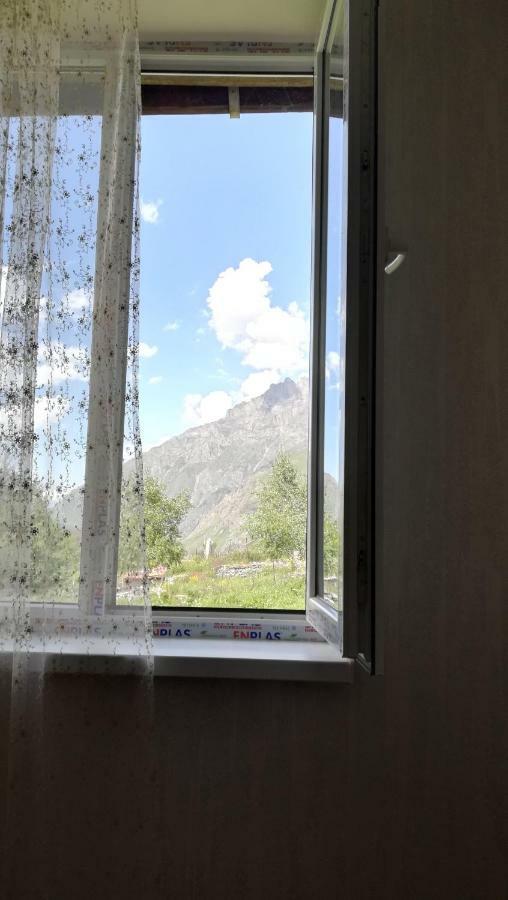 The White House Hotel Kazbegi Quarto foto